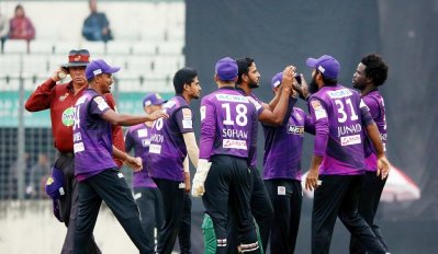 চট্টগ্রামের উইকেট উদযাপন। বোলারদের পর ব্যাটসম্যানদের পারফরম্যান্সে জয় পেয়েছে তারা