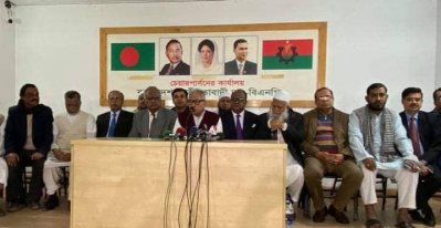 সংবাদ সম্মেলনে বক্তব্য  রাখছেন বিএনপির স্থায়ী কমিটির সদস্য নজরুল ইসলাম খান