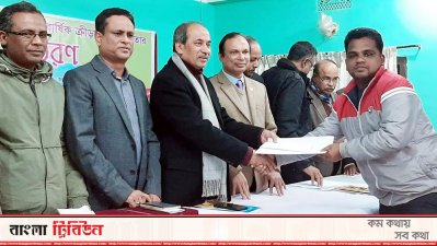 সেরা প্রতিবেদকের পুরস্কার নিচ্ছেন বাংলা ট্রিবিউনের নূর