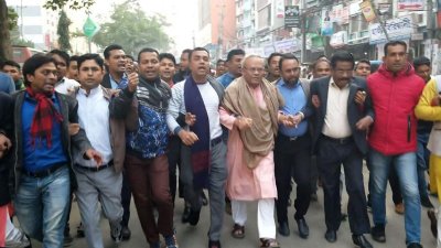 রাজধানীর বিজয় নগরে বিএনপির ঝটিকা মিছিলে নেতৃত্ব দেন দলটির সিনিয়র যুগ্ম মহাসচিব রুহুল কবীর রিজভী আহমেদ