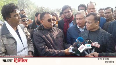 সাংবাদিকদের প্রশ্নের উত্তর দিচ্ছেন পানিসম্পদ প্রতিমন্ত্রী