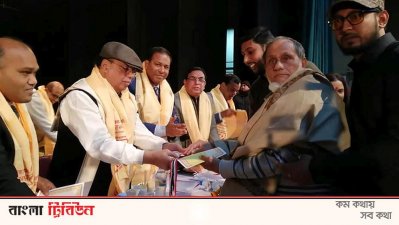গুণীজনদের হাতে সম্মাননা পুরস্কার তুলে দিচ্ছেন আ.লীগের প্রেসিডিয়াম সদস্য মোহাম্মদ নাসিম