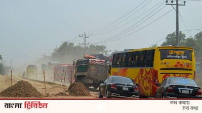 কুমিল্লা মহাসড়কে ফোর লেনের কাজের ধীরগতির কারণে বেহাল দশা 