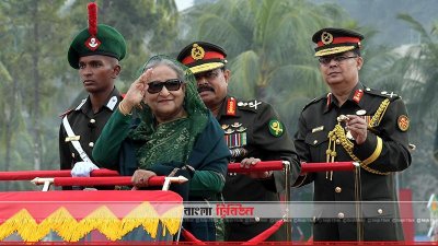 কুচকাওয়াজ পরিদর্শনে প্রধানমন্ত্রী (ছবি-ফোকাস বাংলা) 