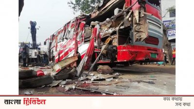 ঢাকা-চট্টগ্রাম মহাসড়কে বাস উল্টে একজন নিহত ও বিশজন আহত 