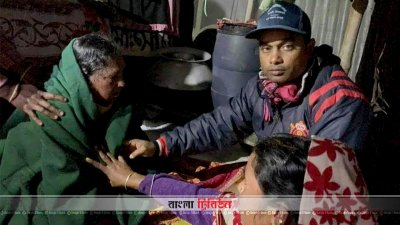 রাতে বাড়ি বাড়ি গিয়ে শীতার্তদের কম্বল জড়িয়ে দিচ্ছেন ইউএনও