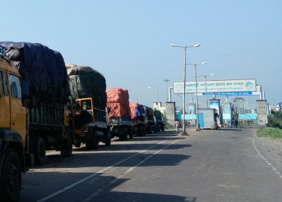 রফতানি পণ্যের ট্রাকের সারি 