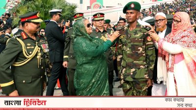 নবীন অফিসারদের র‌্যাংক-ব্যাজ পরিয়ে দিচ্ছেন প্রধানমন্ত্রী শেখ হাসিনা