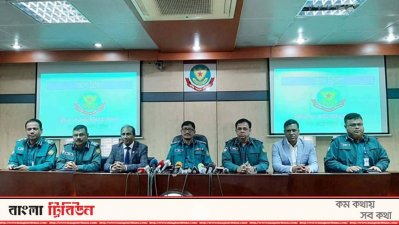 সংবাদ সম্মেলনে বক্তব্য রাখছেন ডিএমপি কমিশনার