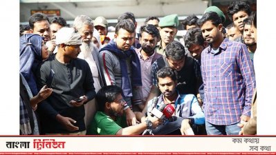 গণমাধ্যমের সঙ্গে কথা বলছেন ডাকসু ভিপি নুর