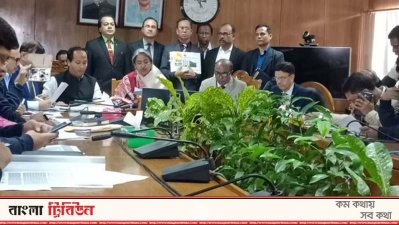 ফল জানাচ্ছেন শিক্ষামন্ত্রী ডা. দীপু মনি