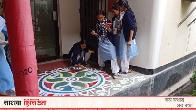 বই উৎসব উপলক্ষে ক্যাম্পাস সাজাতে ব্যস্ত ভিাকারুননিসার শিক্ষার্থীরা