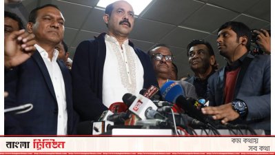 মনোনয়ন ফরম জমা দেওয়ার পর সাংবাদিকদের ব্রিফ করছেন আতিকুল ইসলাম