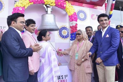ঐতিহাসিক গোলাপি বলের টেস্টে যাত্রা