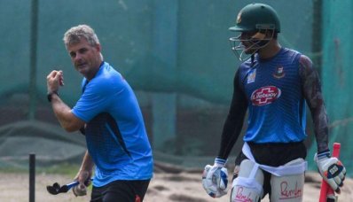 বিশ্বকাপে বাজে পারফরম্যান্সের কারণে স্টিভ রোডসকে চাকুরিচ্যুত
