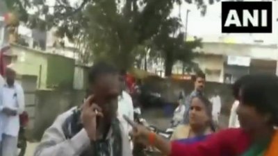 শিব সেনা প্রধানের সমালোচনা করায় শরীরে ঢালা হলো কালি (ভিডিও)