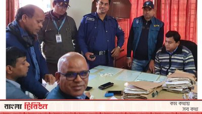 ঘুষের টাকাসহ সহকারী কর কমিশনার গ্রেফতার