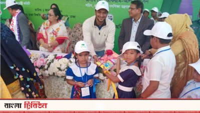 শিশু শিক্ষার্থীদের হাতে নতুন বই তুলে দেন সাকিব আল হাসান