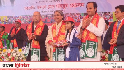 সাভারে শিক্ষার্থীর হাতে নতুন বই তুলে দেন শিক্ষামন্ত্রী ডা. দীপু মনি