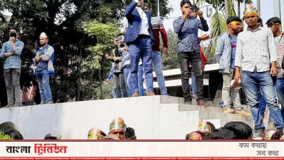 শহীদ মিনারে জুতা পায়ে ছাত্রদলকর্মীরা: এএসপির ওপর হামলা