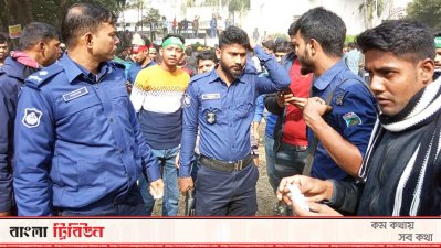 শহীদ মিনারে জুতা পায়ে ছাত্রদলকর্মীরা: এএসপির ওপর হামলা