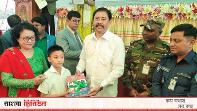 শিক্ষার্থীদের হাতে বই তুলে দেন পার্বত্য চট্টগ্রাম বিষয়ক মন্ত্রণালয়ের মন্ত্রী বীর বাহাদুর উশৈসিং
