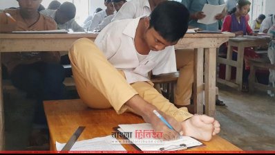 হাত না থাকলেও পা দিয়ে লিখে জেএসসিতে জিপিএ ৫ পেয়েছে মানিক