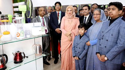বাণিজ্য মেলা উদ্বোধনের পর বিভিন্ন স্টল ঘুরে দেখেন প্রধানমন্ত্রী শেখ হাসিনা। (ছবি: বাসস)