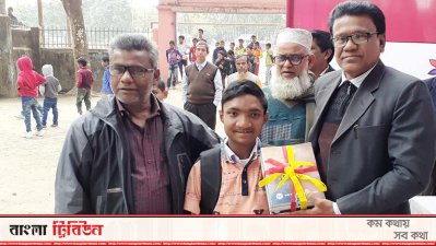 বছরের প্রথম দিন বই হাতে পেয়ে উচ্ছ্বসিত মানিক