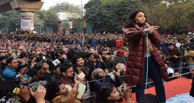 জামিয়ার প্রতিবাদী শিক্ষার্থীদের সঙ্গে স্বরা ভাস্কর