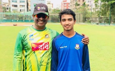 কোচ চম্পকা রমানায়েকের সঙ্গে তানজিম হাসান
