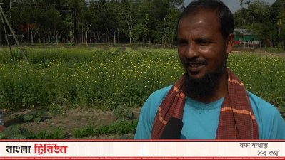 সরিষা ক্ষেতের সামনে কাদির