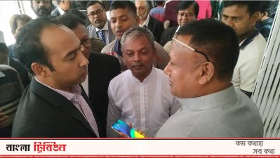 জাতীয় পার্টির জি এম কামরুল ইসলামের সঙ্গে কথা বলছেন বিএনপির প্রার্থী তাবিথ আউয়াল