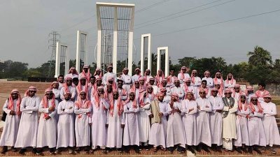কুয়েটে সিএসই-১৫ ব্যাচের শিক্ষার্থীদের শেষ ক্লাসের দিনে আরবদেশীয় পোশাক পরে আনন্দের মুহূর্ত। (ছবি: ফেসবুক থেকে)