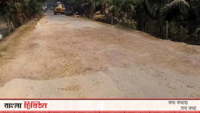 খানাখন্দ আর ভাঙাচোরা সড়কে প্রায়ই ঘটে দুর্ঘটনা