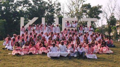 কুয়েটের সিএসই-১৫ ব্যাচের শিক্ষার্থীদের শেষ ক্লাসের দিনে আরবদেশীয় পোশাক পরে আনন্দ উদযাপন। (ছবি: ফেসবুক থেকে সংগৃহীত)