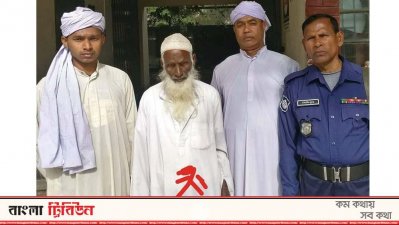 গ্রেফতার আবুল কাশেম (বাঁ থেকে দ্বিতীয়)