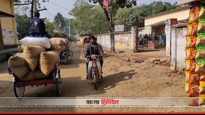 খাদ্য গুদামে বিক্রির জন্য ধান আনা হচ্ছে