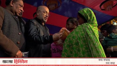 শীতার্ত মানুষদের মধ্যে খাদ্যসামগ্রী বিতরণ করেন ত্রাণ প্রতিমন্ত্রী ডা. এনামুর রহমান