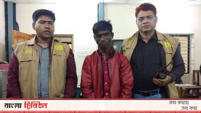 ক্রেতা সেজে ইয়াবা পাচারকারীকে ধরলো ডিবি পুলিশ