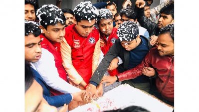 কার্জন হলে কেক কেটে ছাত্রলীগের প্রতিষ্ঠাবার্ষিকী উদযাপন