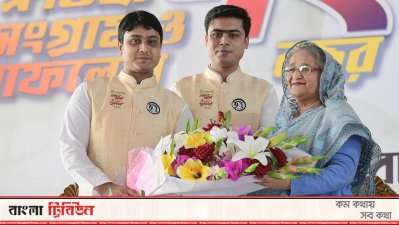 ছাত্রলীগের পুনর্মিলনী অনুষ্ঠানে প্রধানমন্ত্রীর পাশে আল নাহিয়ান খান জয় ও লেখক ভট্টাচার্য (ছবি-ফোকাস বাংলা)
