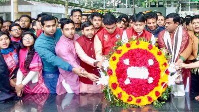 ধানমন্ডি ৩২ নম্বরে বঙ্গবন্ধুর প্রতিকৃতিতে ফুল দিয়ে শ্রদ্ধা জানান ছাত্রলীগ নেতাকর্মীরা