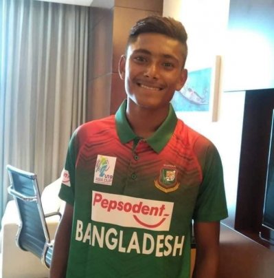 বয়স ভিত্তিক দলের জার্সিতে অভিষেক। 