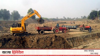 পুকুর খননের হিড়িক, কমে যাচ্ছে কৃষি জমি
