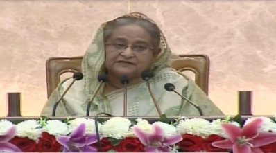 পুলিশ কর্মকর্তাদের উদ্দেশে ভাষণ দিচ্ছেন প্রধানমন্ত্রী