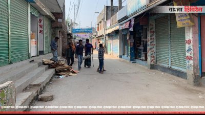 রাস্তার সংস্কার কাজ করা হচ্ছে
