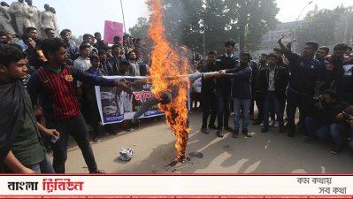 ঢাবিতে ধর্ষকের কুশপুত্তলিকা দাহ করলো শিক্ষার্থীরা