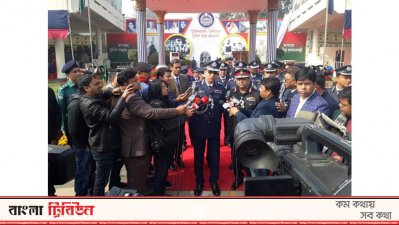 গণমাধ্যমের সঙ্গে কথা বলছেন আইজিপি