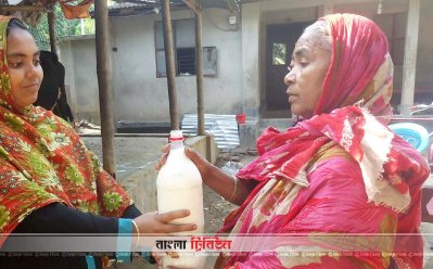ছবিতে ডানে মনোয়ারা